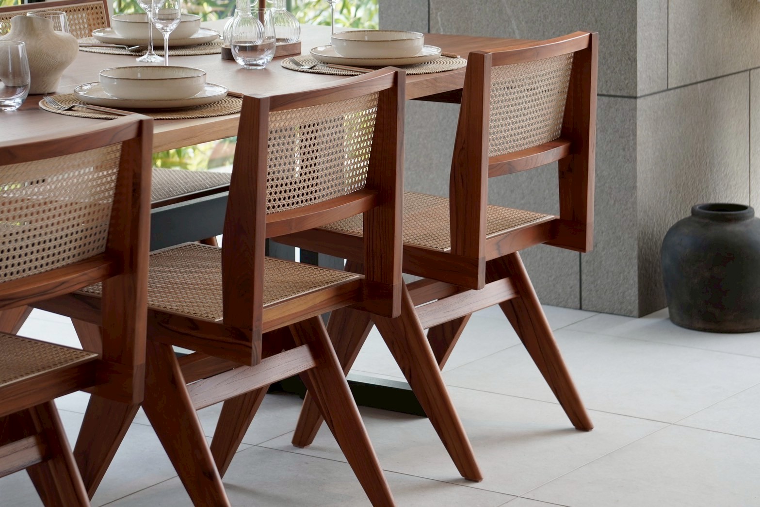 6名がゆったりと過ごせるフルオーダーのダイニングテーブル