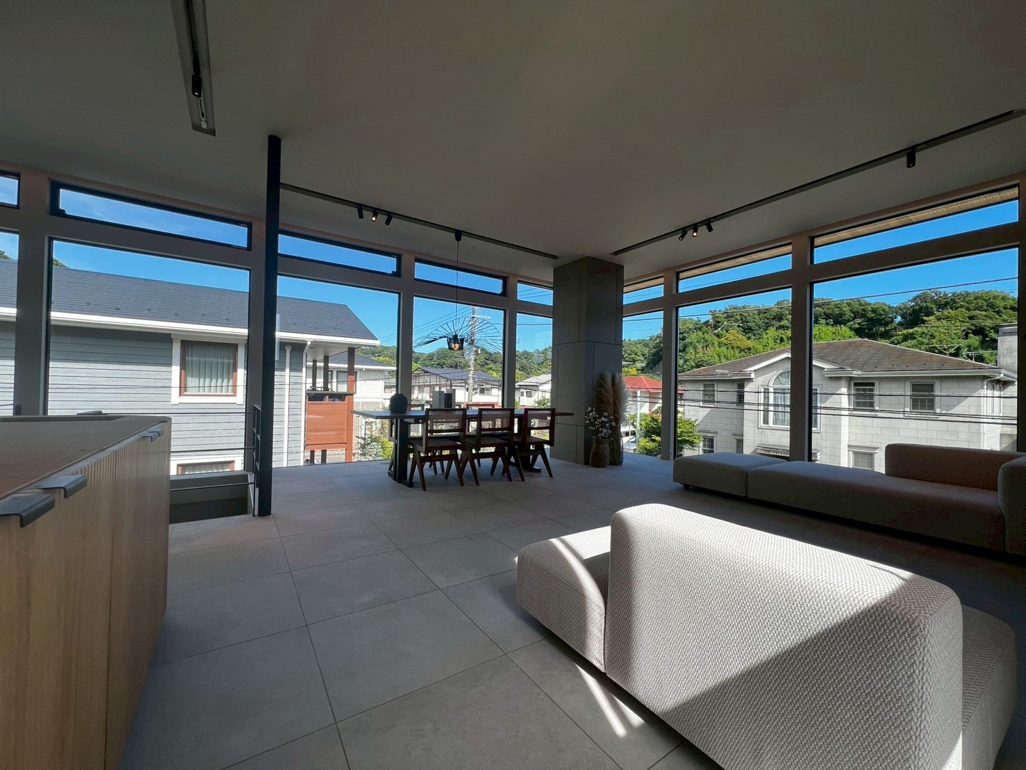 抜けの良いガラス窓を備えたリビング