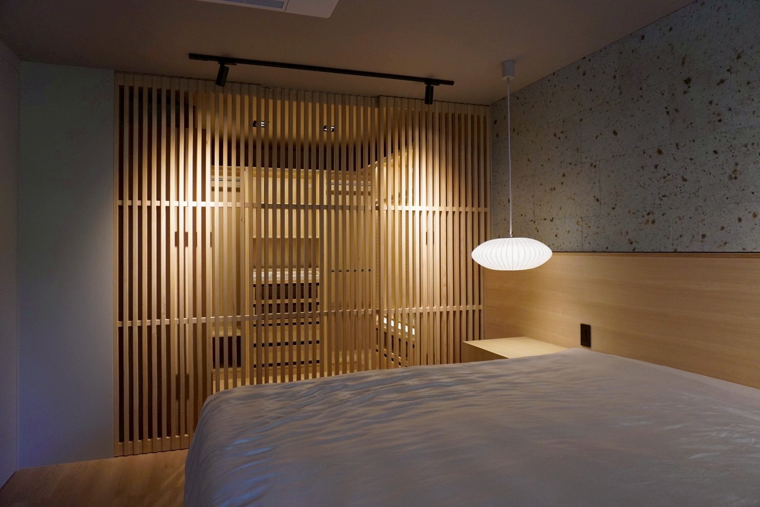 マスターベッドルーム、充分な広さをとったワードローブを備える