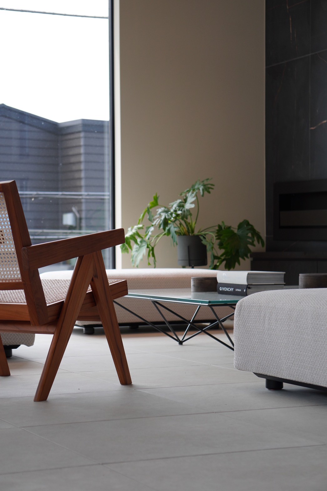 炎の揺らめきや炭火の音が、窓の外の風景と共にゆったりとした時間を演出します