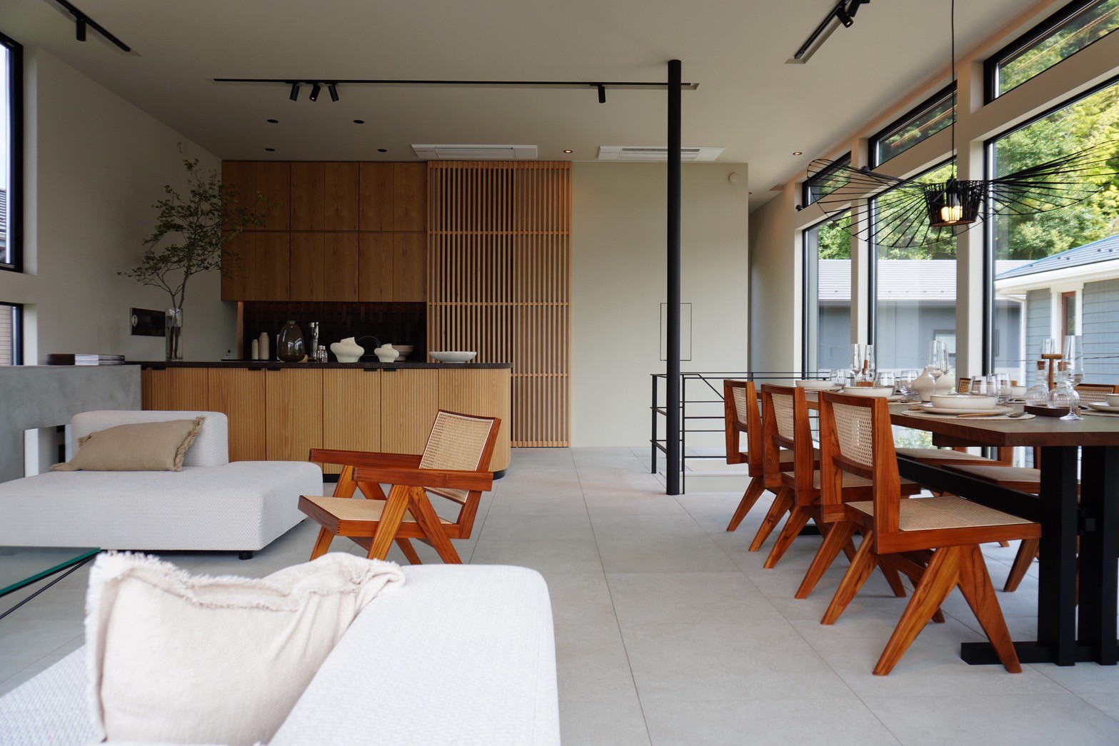 古都鎌倉の街並みと豊かな自然を楽しめるリビングダイニング