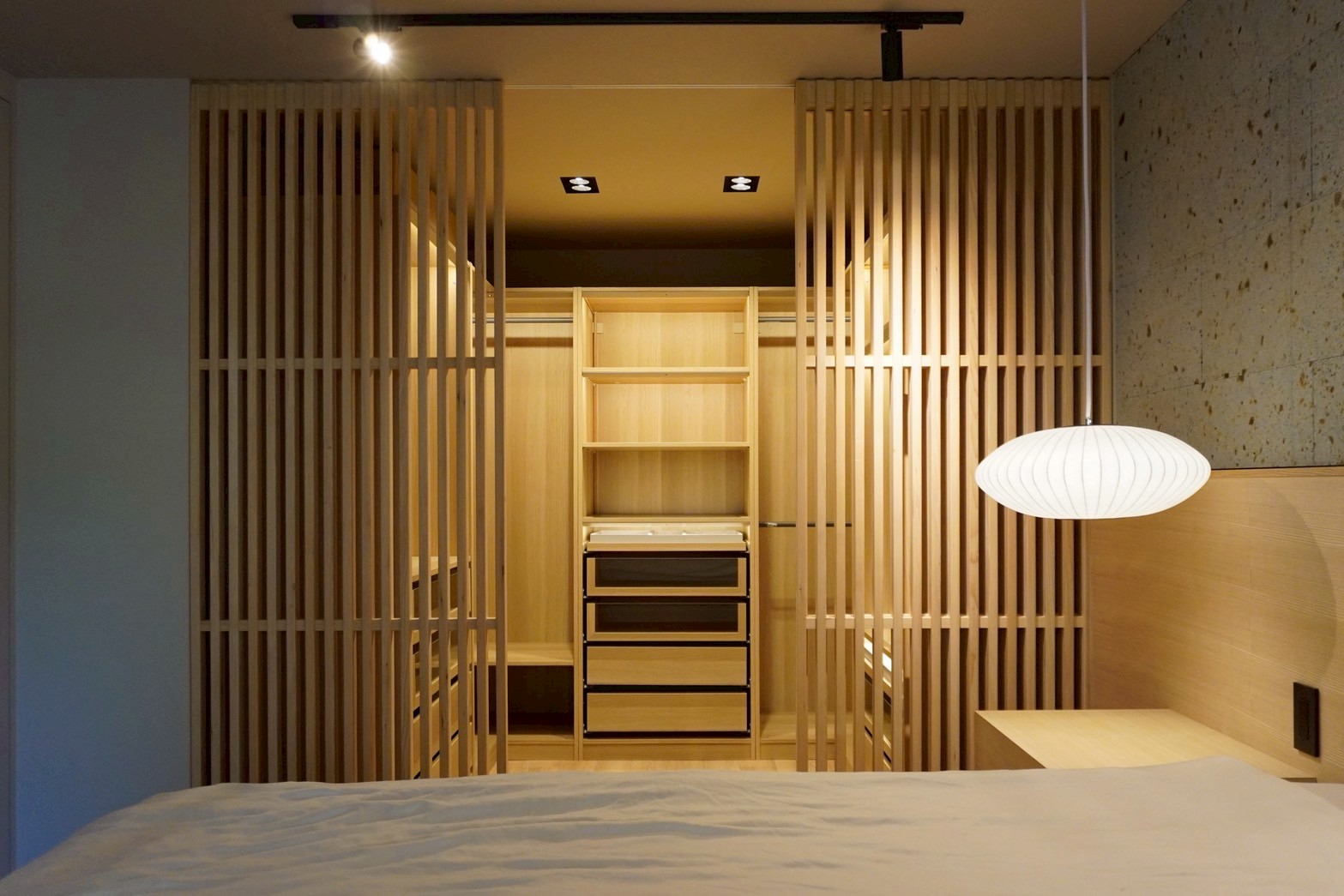 ワードローブは間接照明が入り、ブティックのような空間