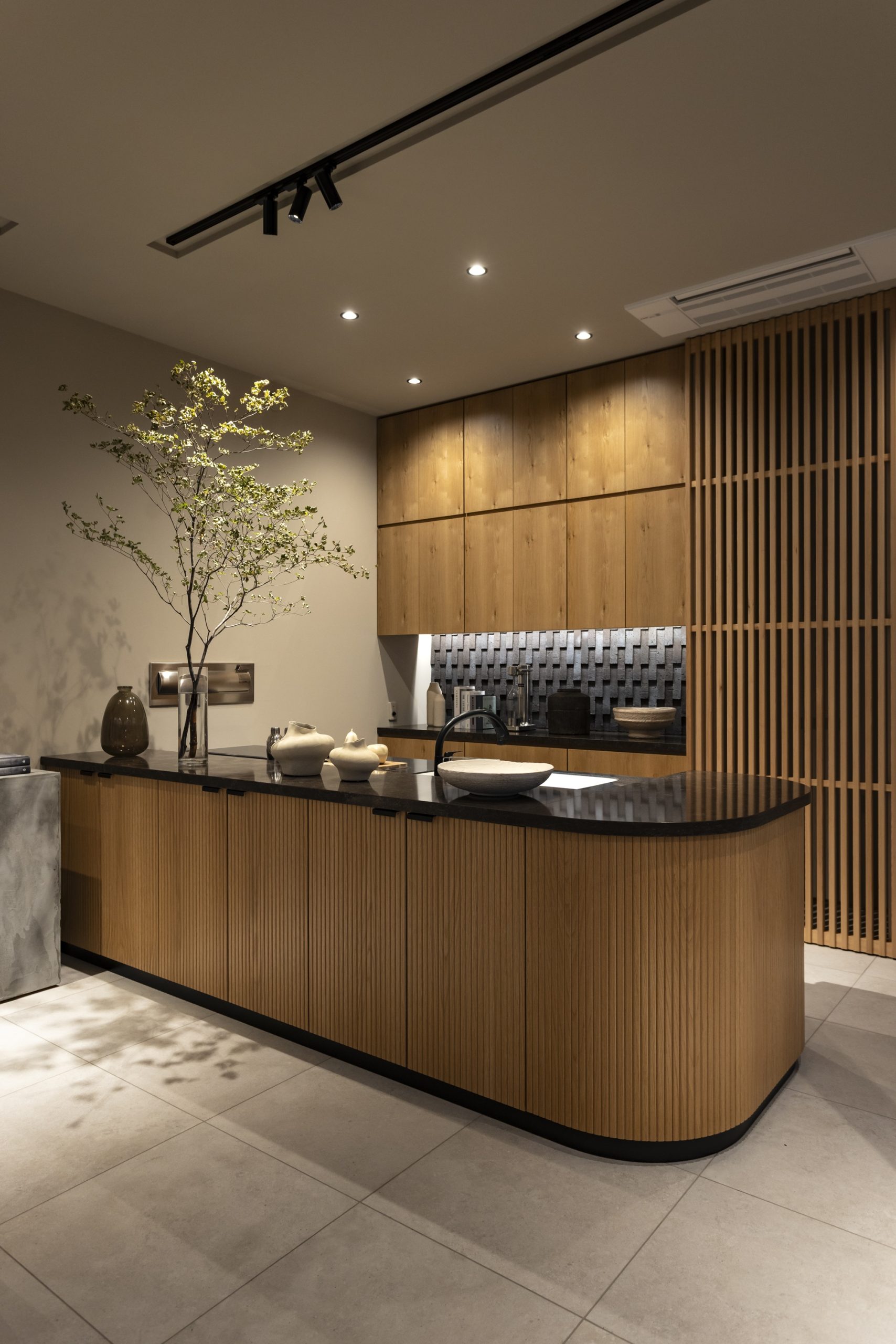 物件専用にデザインされた迫力のキッチンと壁面換気フード。快適なキッチン環境を実現する