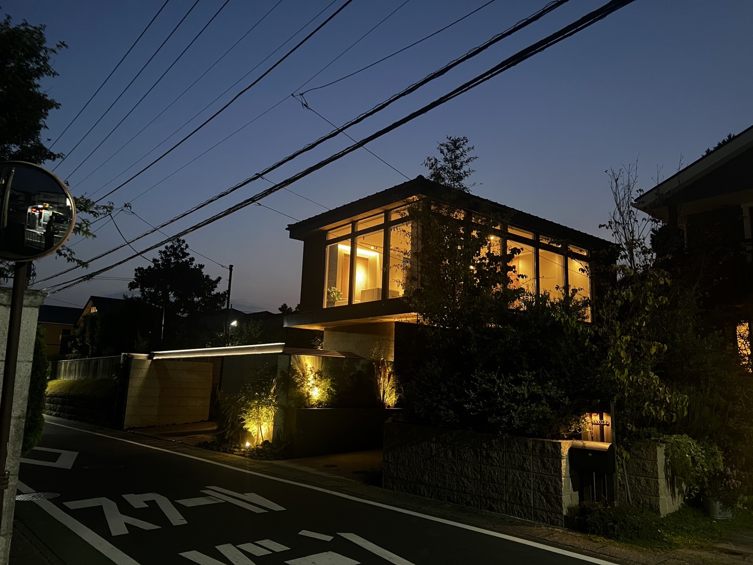 床から天井までガラスを用いた唯一無二のファサードデザイン