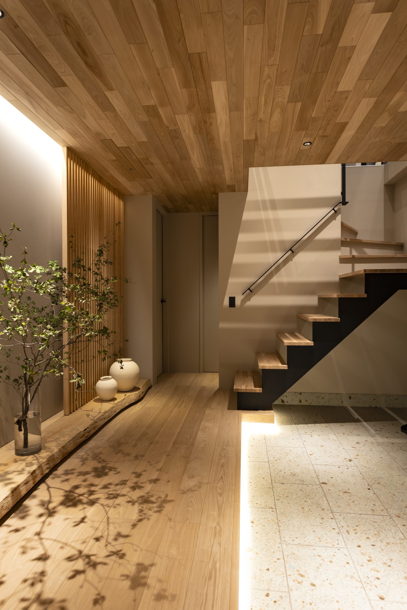 エントランスホール 一点物の銀杏の一枚板が所有欲を満たします