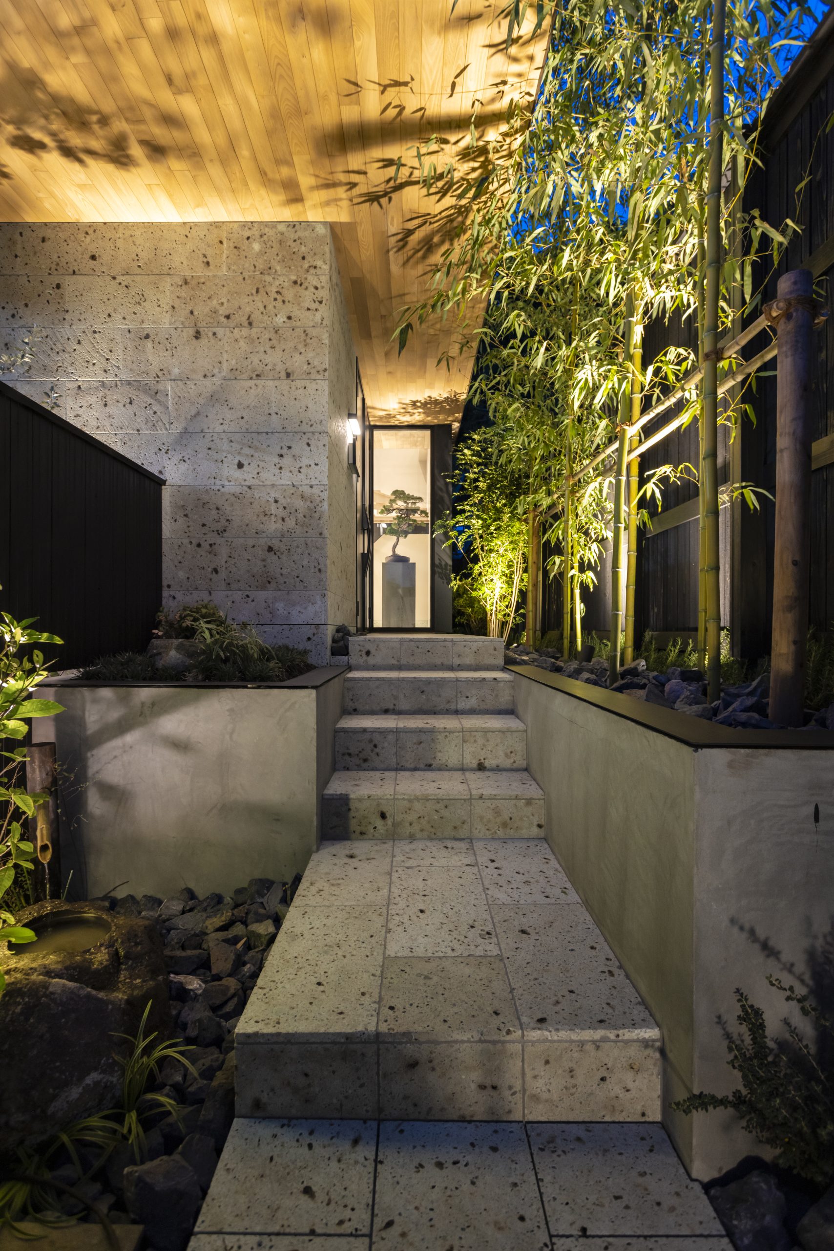 数寄屋門をくぐると趣のあるアプローチが出迎えてくれる