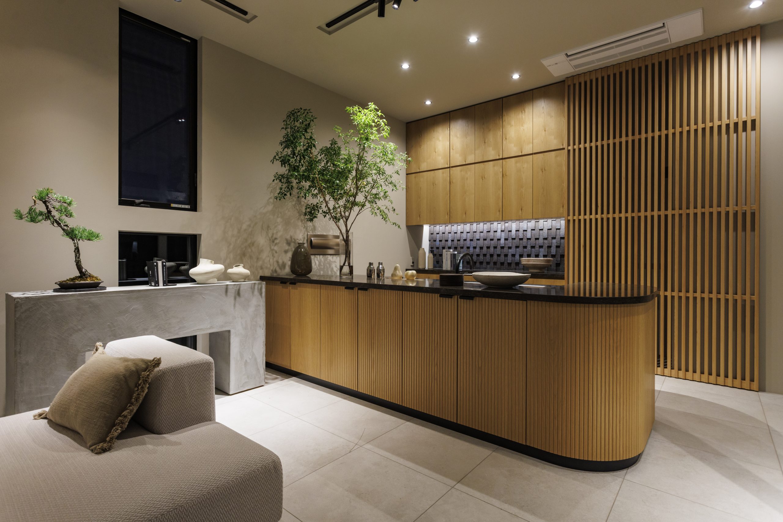 この邸宅のためにデザインされた迫力のキッチンと壁面換気フード。快適なキッチン環境を実現する