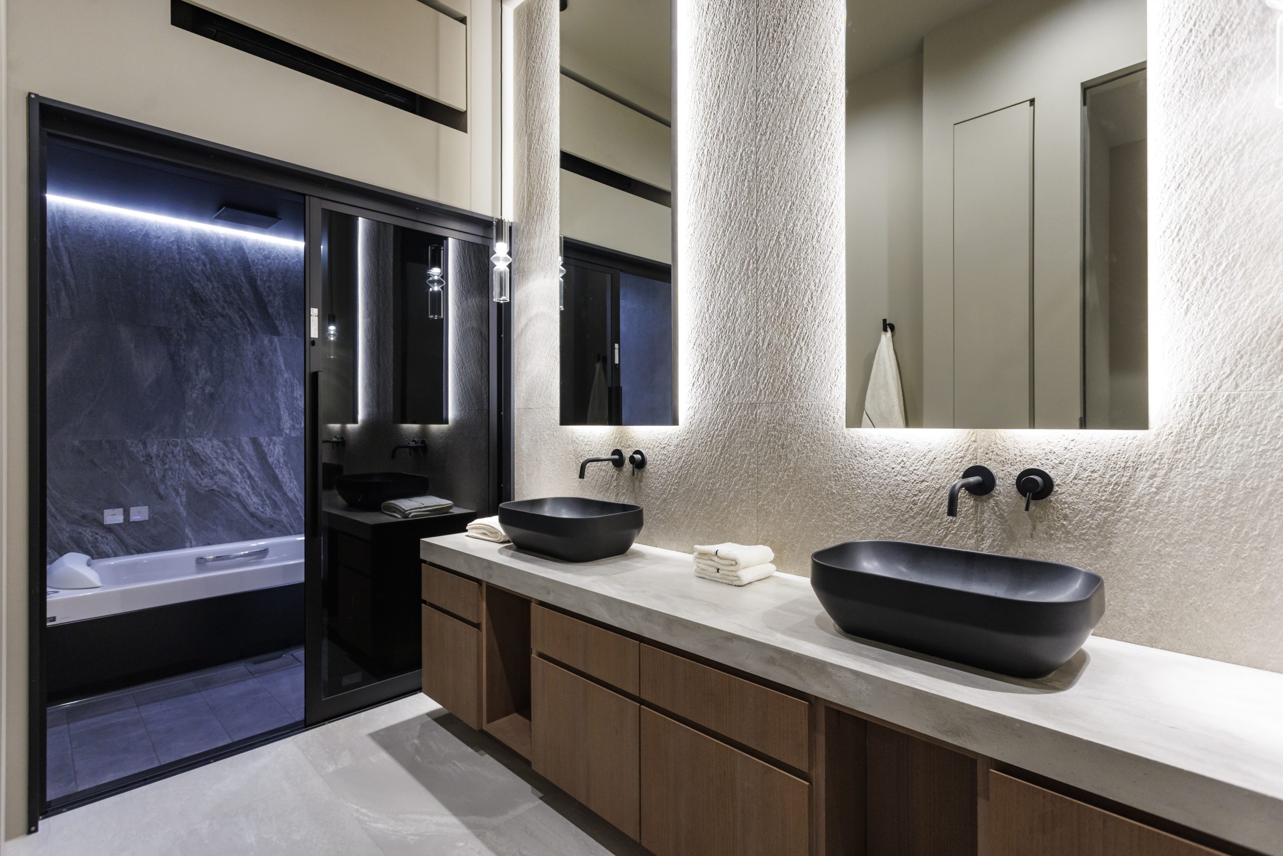 奥には一日の疲れを癒すバスルーム