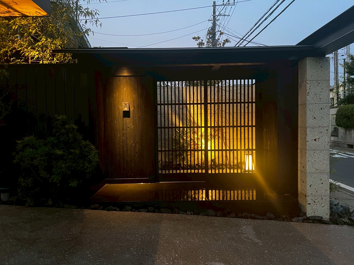 宮大工施工の数寄屋門がモダンな建築と融合する